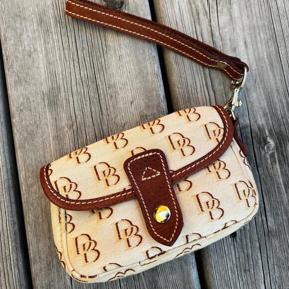 RARE Vintage Dooney & Bourke Cream Signature Flap Wristlet – Pristine - Picture 1 of 8